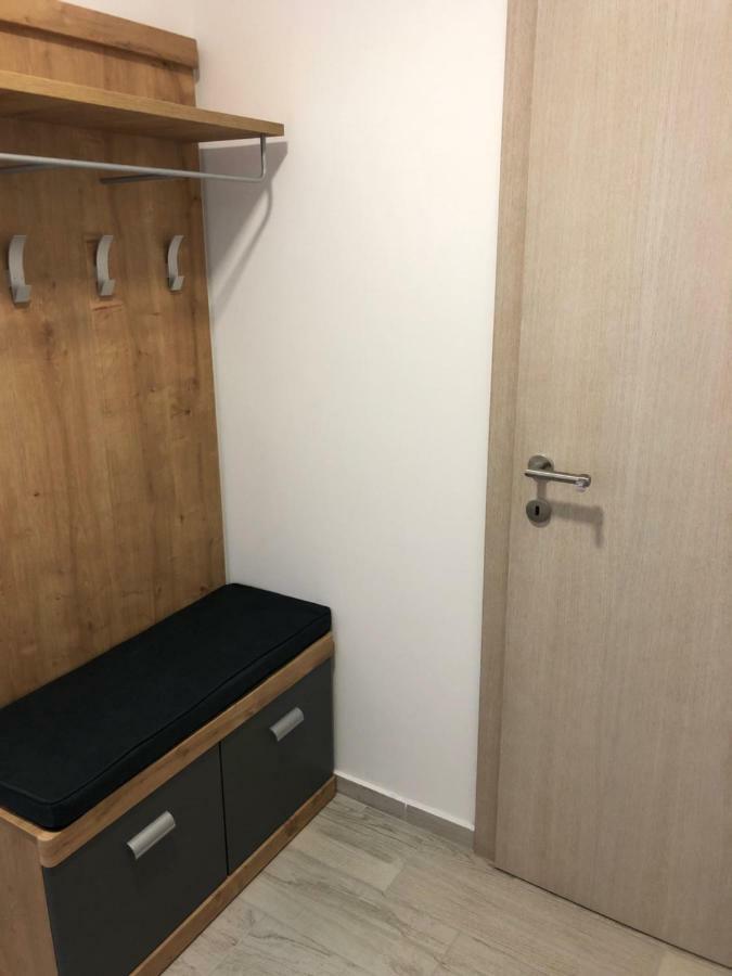 Apartmans And Rooms "Slavica" โนวาลยา ภายนอก รูปภาพ