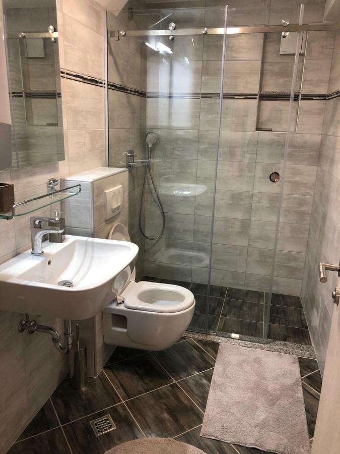 Apartmans And Rooms "Slavica" โนวาลยา ภายนอก รูปภาพ