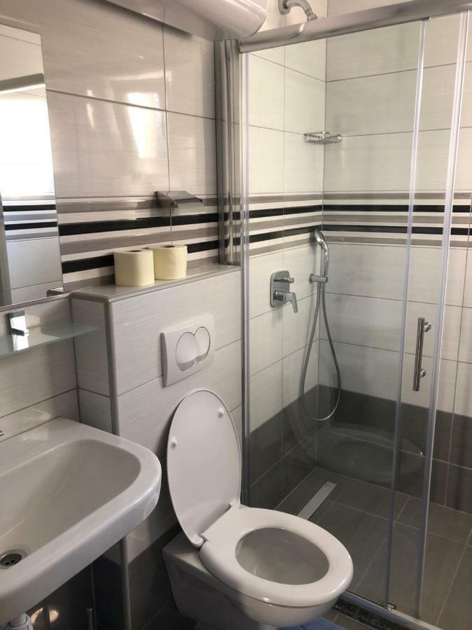 Apartmans And Rooms "Slavica" โนวาลยา ภายนอก รูปภาพ